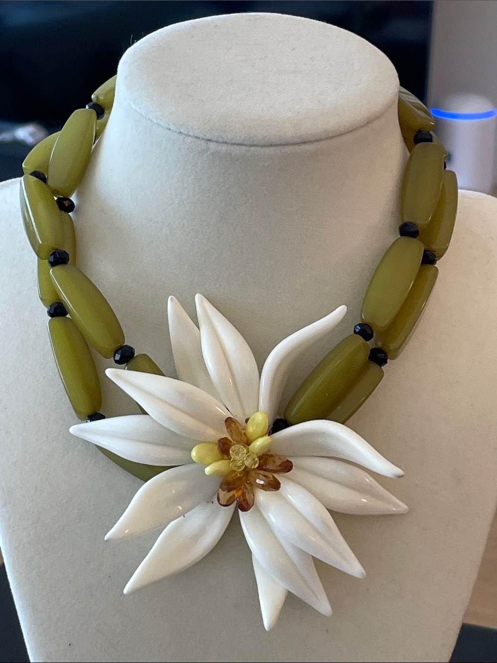 Zara Floral Statement Necklace White Flower Pendant Mediterranean Resort Vacatio